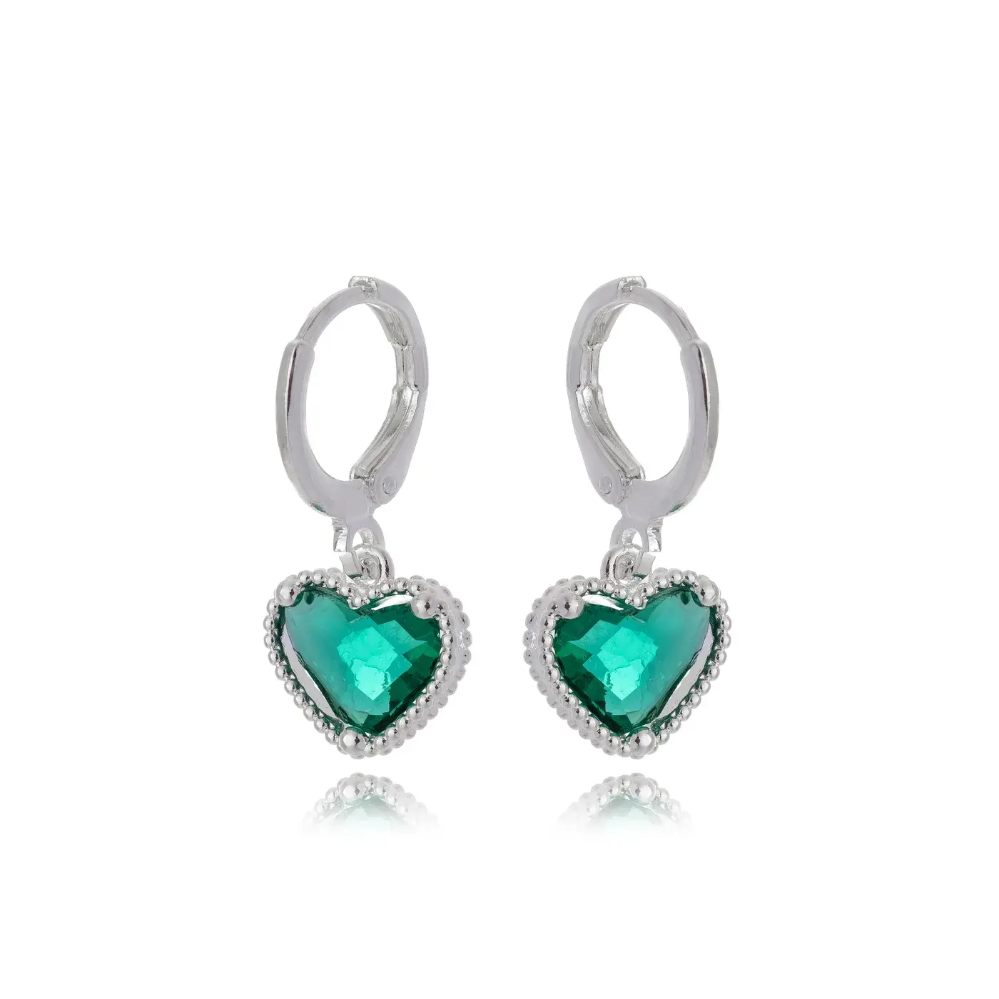 Argola prateada com pingente de coração cravejado em verde-esmeralda